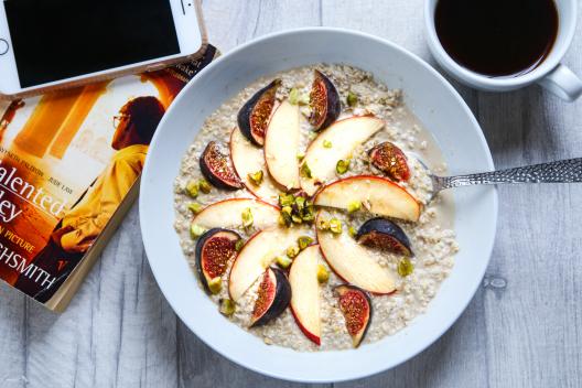 Bowl of oats with apple in a circle