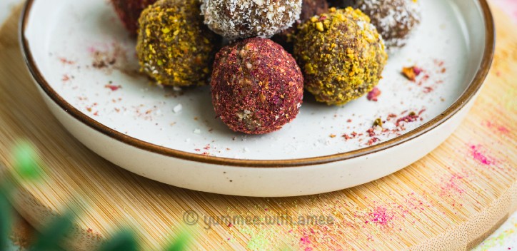 Sugar-free Holi energy bites served on a plate