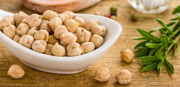 A bowl of dry chickpeas.