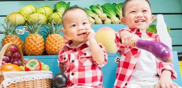 Children holding vegetables