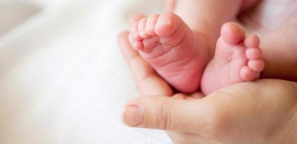 Mother holding baby feet