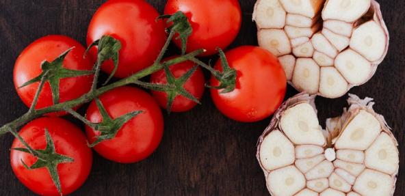 Tomatoes and garlic