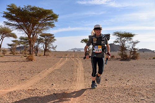 Fiona Oakes running a 250km across the Sahara Desert