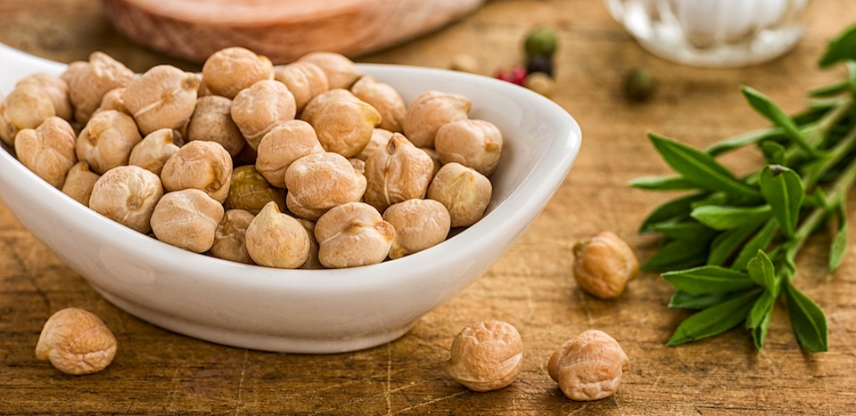 A close up bowl of dry chickpeas.