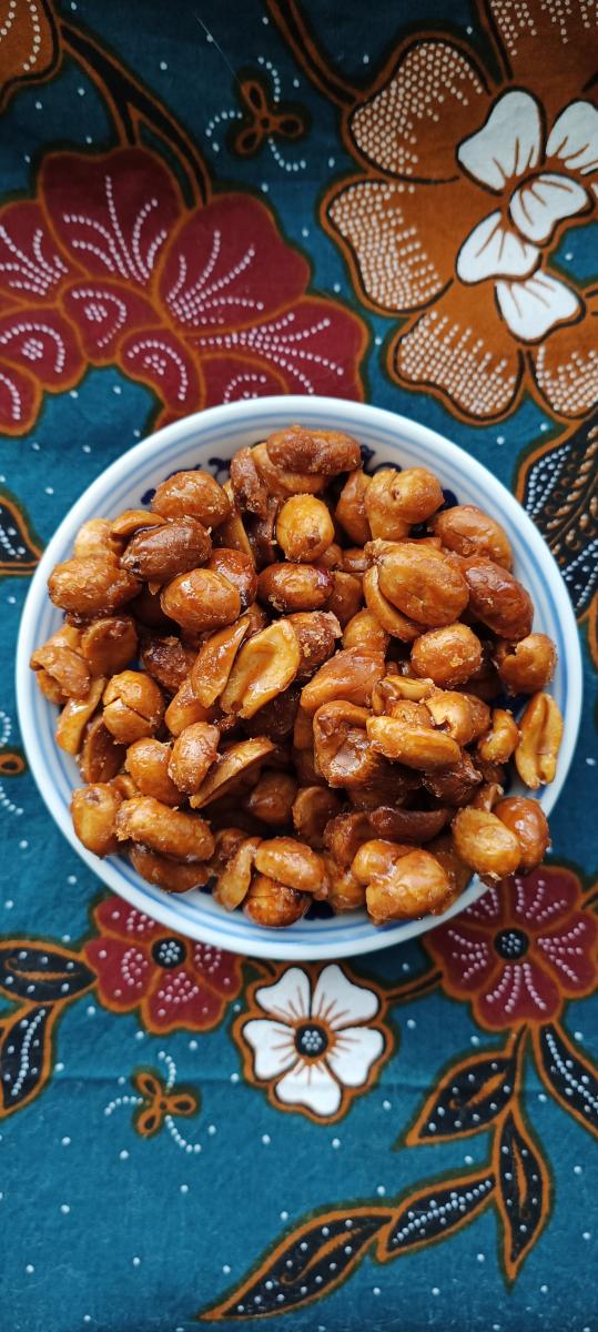 Kacang Goreng Manis (Fried Sweet and Spicy Peanuts)