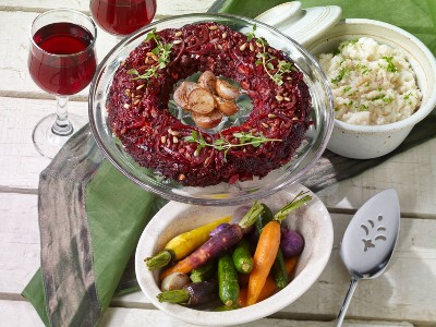 Beet Bourguignon with veg and mash in bowls