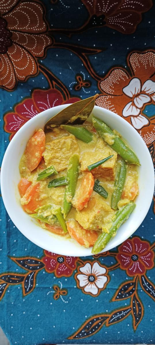 Tahu Bumbu Kuning (Tofu and Vegetables in Creamy Coconut Gravy)