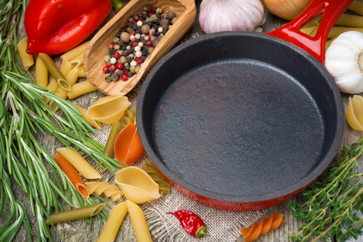 Frying pan, pasta and vegetables