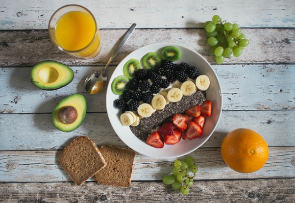 vegan breakfast ideas: chia pudding with fresh fruit