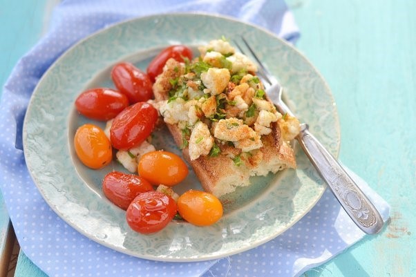 Tofu scramble on toast with cherry tomatoes: a balanced and filling breakfast